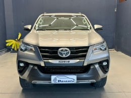 TOYOTA - HILUX SW4 - 2018/2019 - Prata - R$ 248.000,00