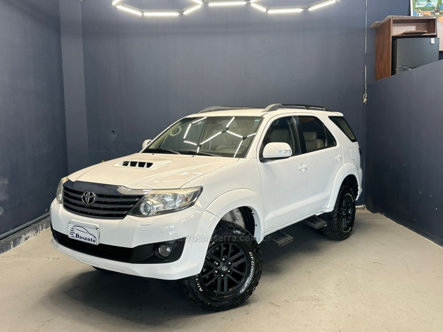 TOYOTA - HILUX SW4 - 2015/2015 - Branca - R$ 158.000,00