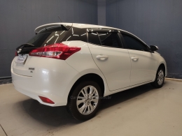 TOYOTA - YARIS - 2018/2019 - Branca - R$ 75.000,00