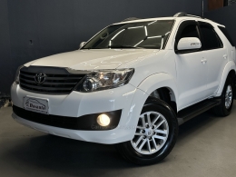 TOYOTA - HILUX SW4 - 2012/2013 - Branca - R$ 113.800,00