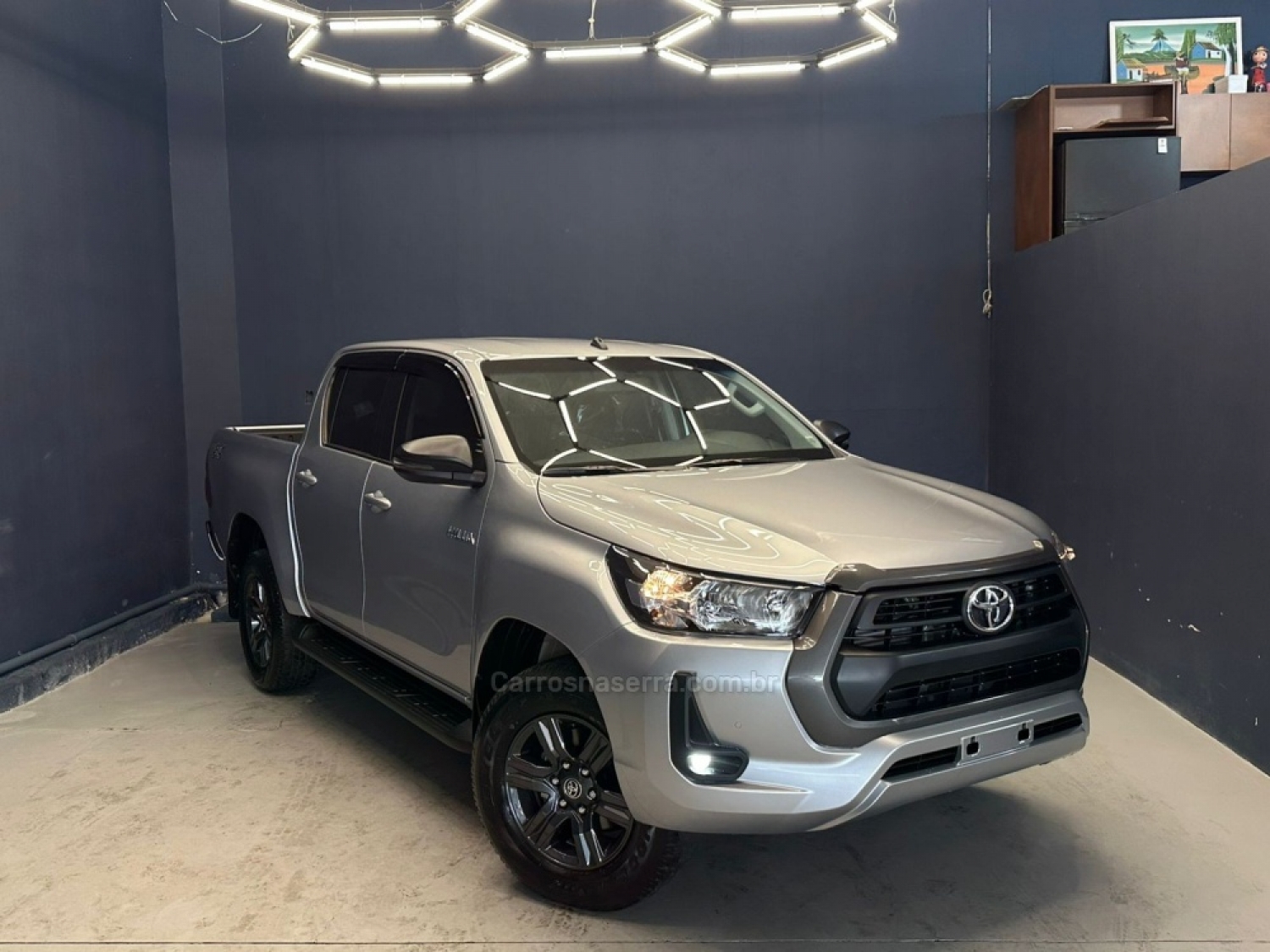 TOYOTA - HILUX - 2025/2025 - Prata - R$ 265.000,00