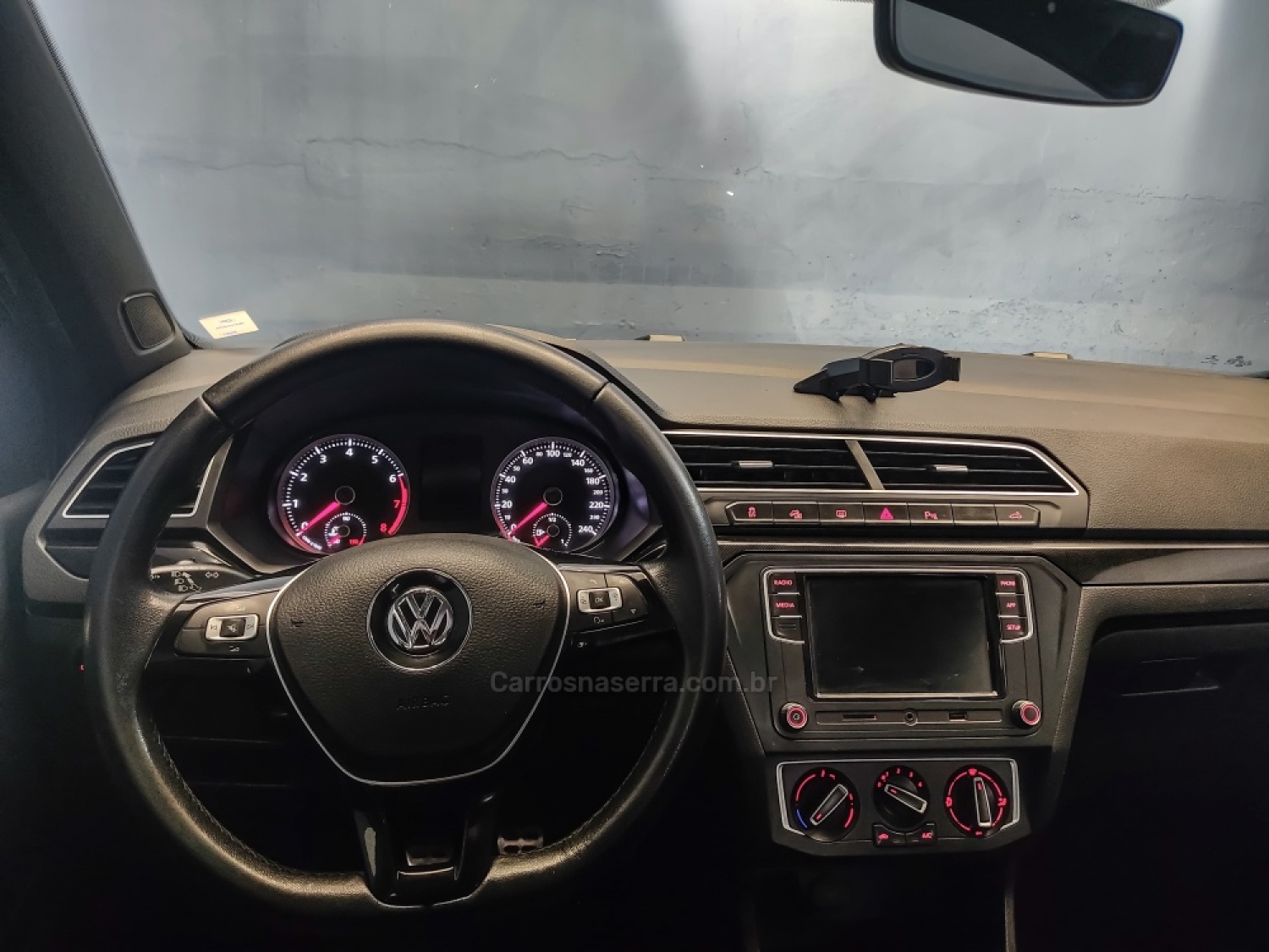 VOLKSWAGEN - SAVEIRO - 2019/2020 - Branca - R$ 93.000,00