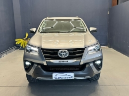 TOYOTA - HILUX SW4 - 2018/2019 - Prata - R$ 248.000,00