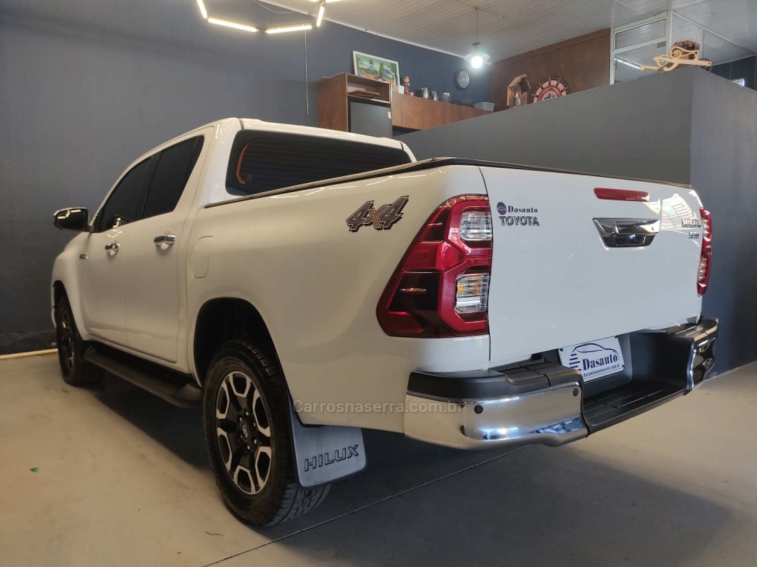 TOYOTA - HILUX - 2017/2018 - Branca - R$ 198.000,00