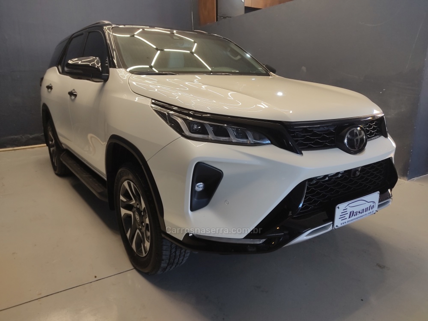 TOYOTA - HILUX SW4 - 2022/2022 - Branca - R$ 368.000,00