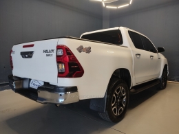 TOYOTA - HILUX - 2017/2018 - Branca - R$ 198.000,00