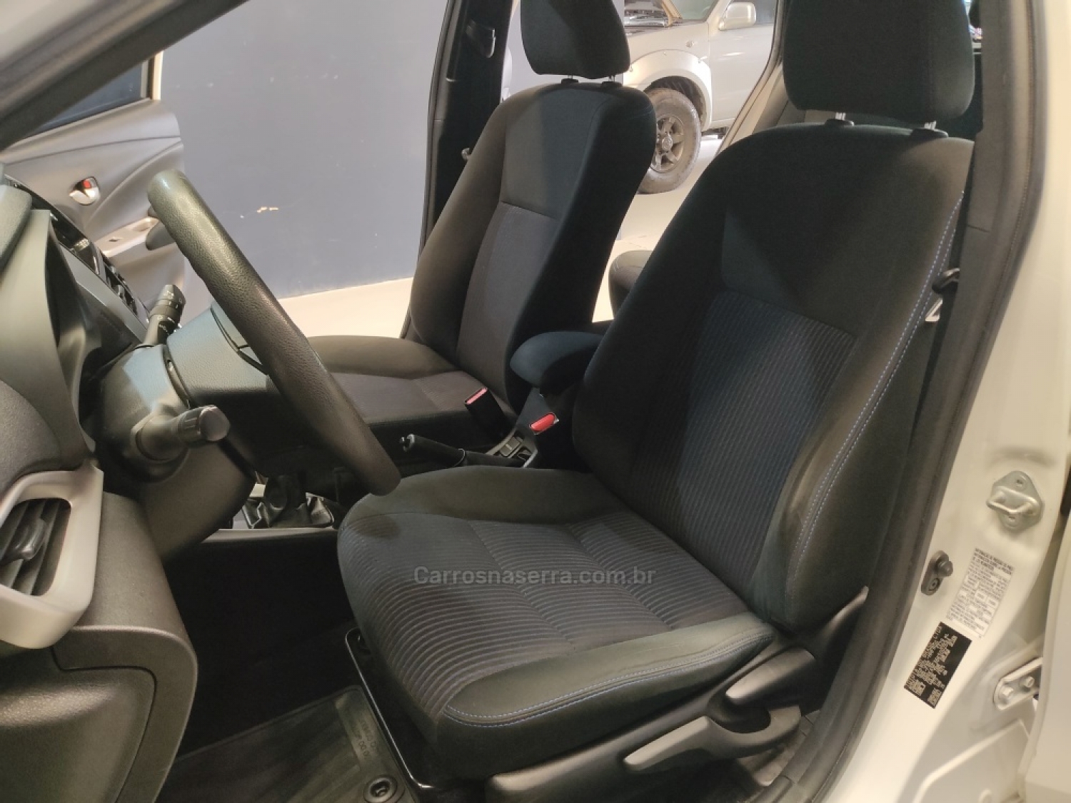 TOYOTA - YARIS - 2018/2019 - Branca - R$ 75.000,00