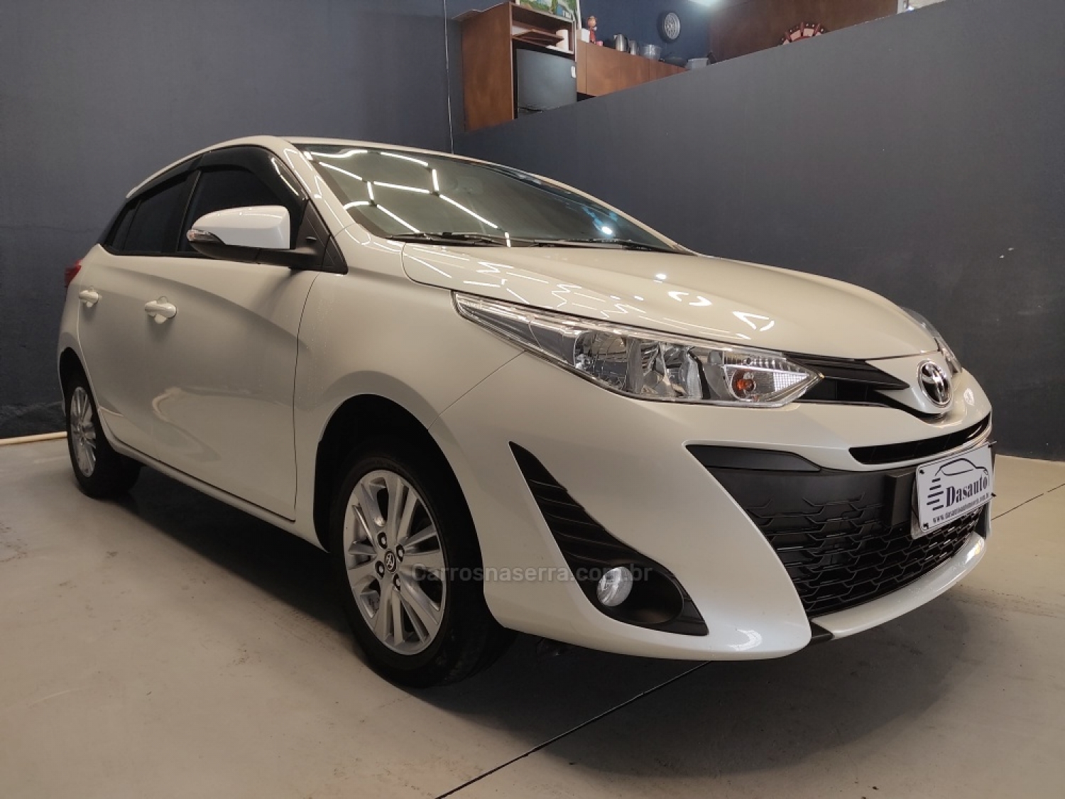 TOYOTA - YARIS - 2018/2019 - Branca - R$ 75.000,00