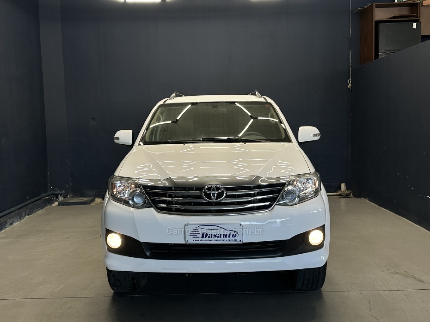 TOYOTA - HILUX SW4 - 2012/2013 - Branca - R$ 113.800,00