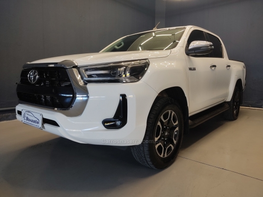 TOYOTA - HILUX - 2017/2018 - Branca - R$ 198.000,00