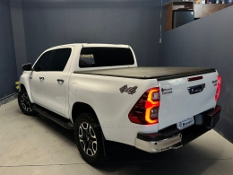 TOYOTA - HILUX - 2017/2018 - Branca - R$ 198.000,00