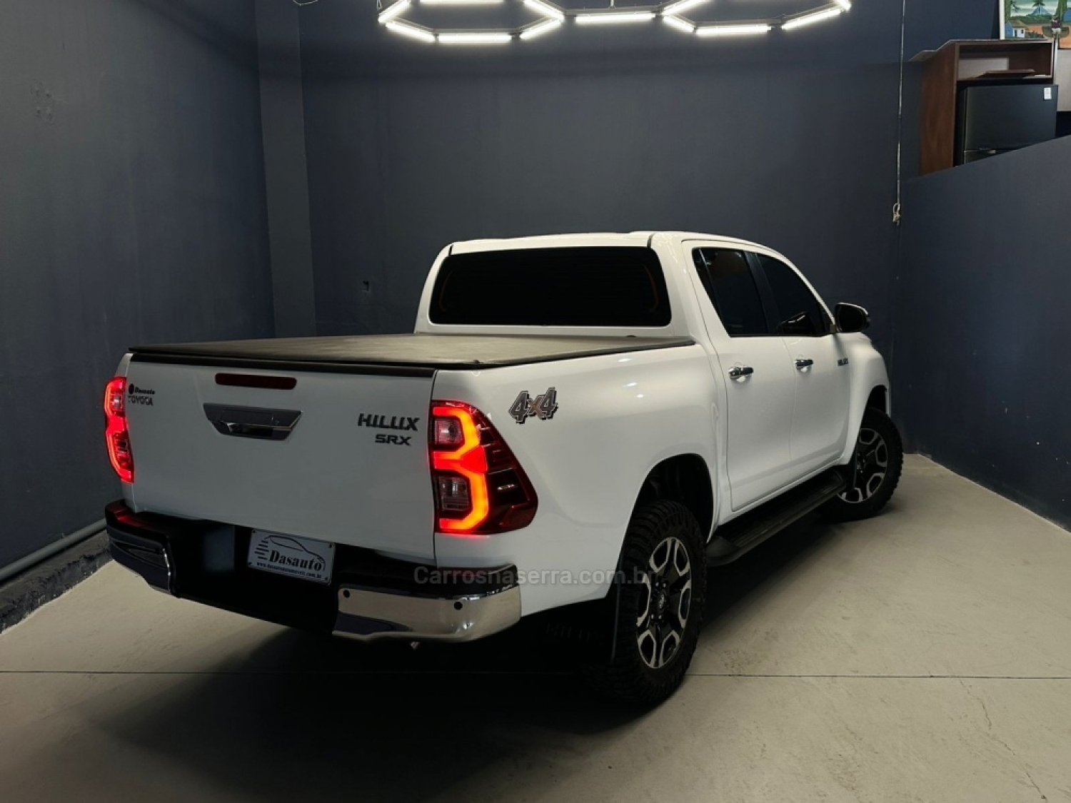 TOYOTA - HILUX - 2017/2018 - Branca - R$ 198.000,00