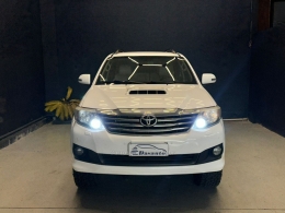 TOYOTA - HILUX SW4 - 2015/2015 - Branca - R$ 158.000,00