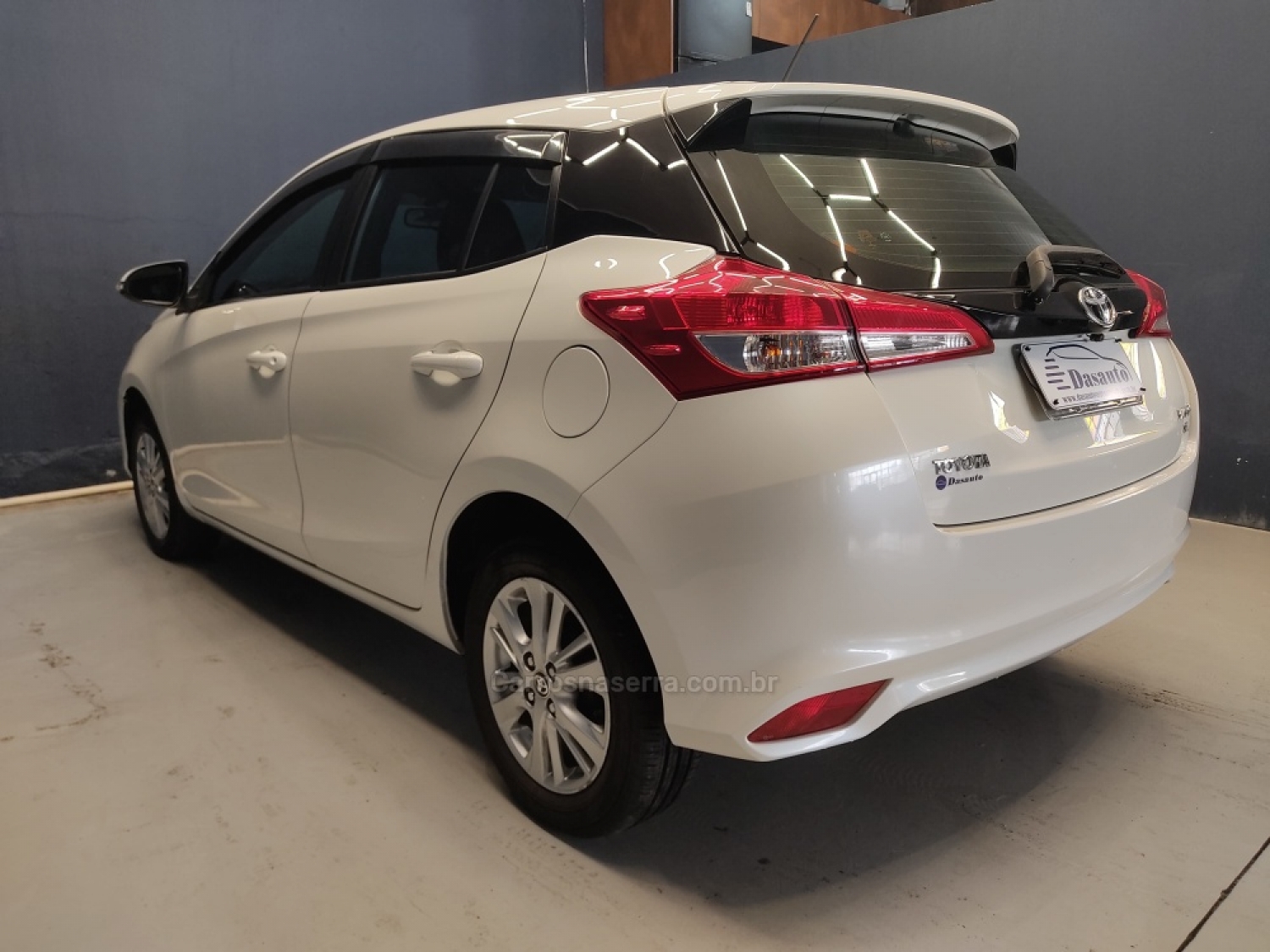 TOYOTA - YARIS - 2018/2019 - Branca - R$ 75.000,00