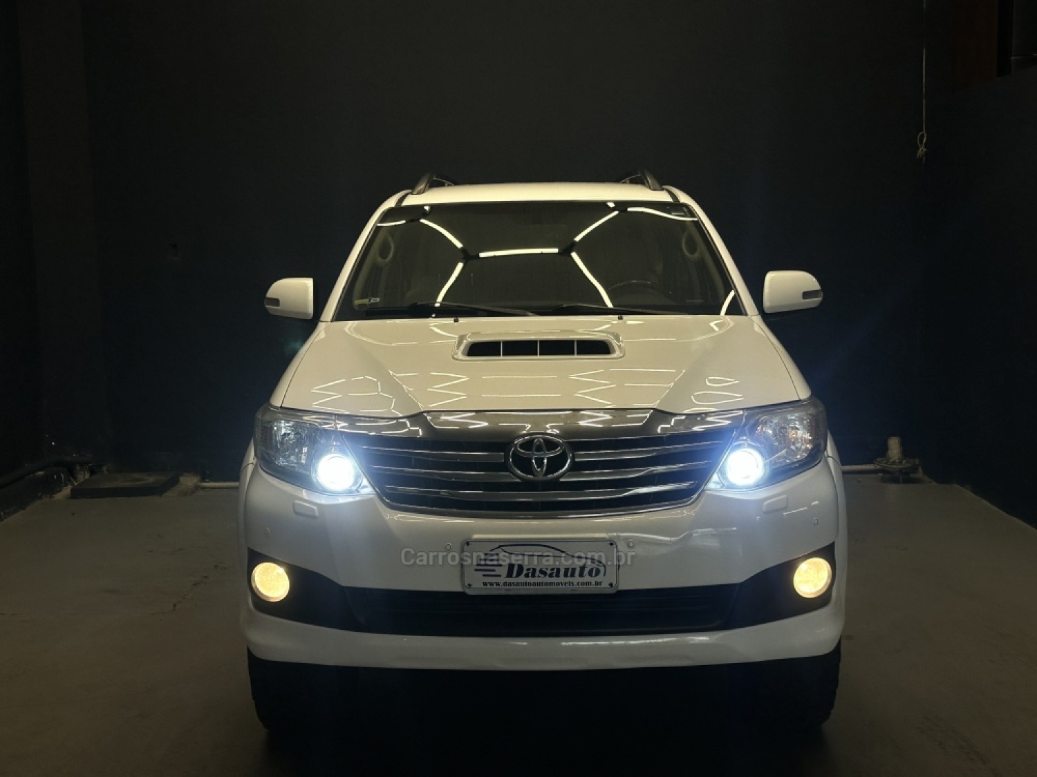 TOYOTA - HILUX SW4 - 2015/2015 - Branca - R$ 158.000,00