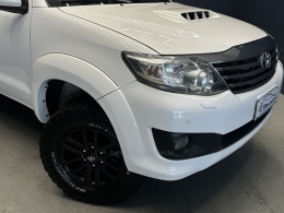 TOYOTA - HILUX SW4 - 2015/2015 - Branca - R$ 158.000,00