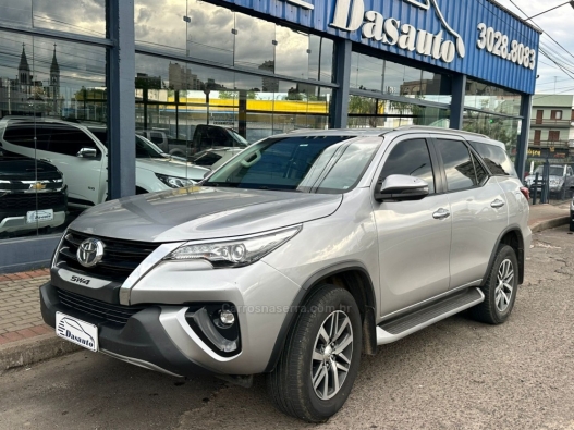 TOYOTA - HILUX SW4 - 2018/2019 - Prata - Sob Consulta