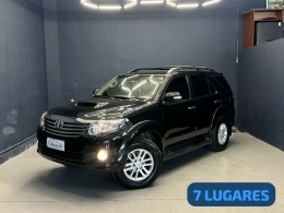 TOYOTA - HILUX SW4 - 2012/2012 - Preta - R$ 143.800,00