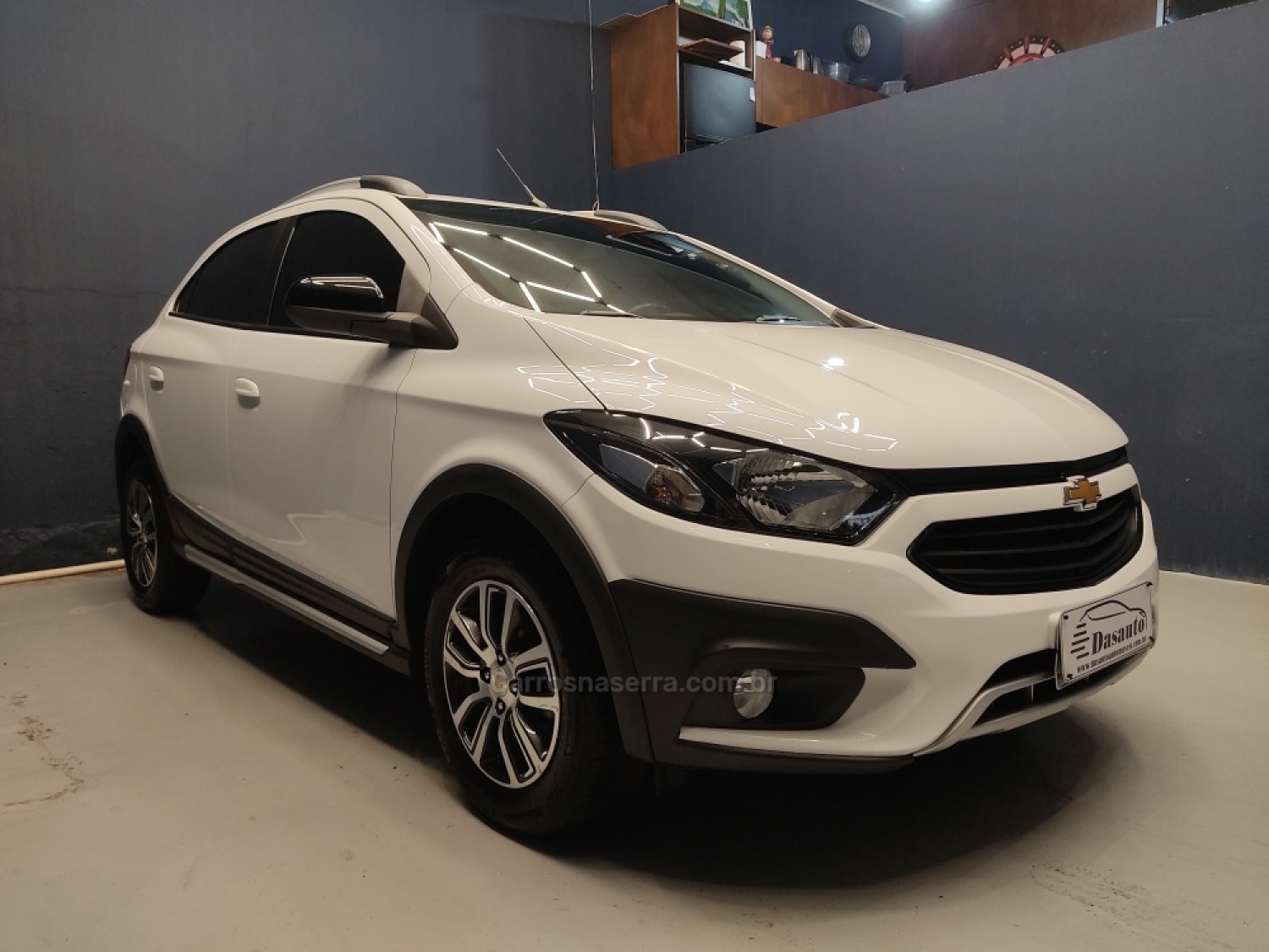 CHEVROLET - ONIX - 2017/2018 - Branca - R$ 75.000,00